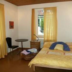 Zimmer mit Bett für Hausgeburt vorbereitet
